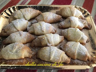 Cornetti di frolla con marmellata agrumi e peperoncino Cornetti di frolla con marmellata agrumi e peperoncino