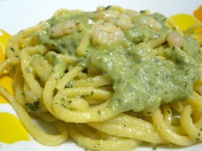 CORDONI DI FRATE CON PESTO DI ZUCCHINE E GAMBERETTI