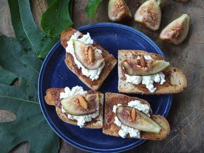 Crostini di Fichi e Caprino