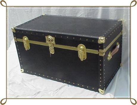Shabby chic on Friday: vintage trunks...