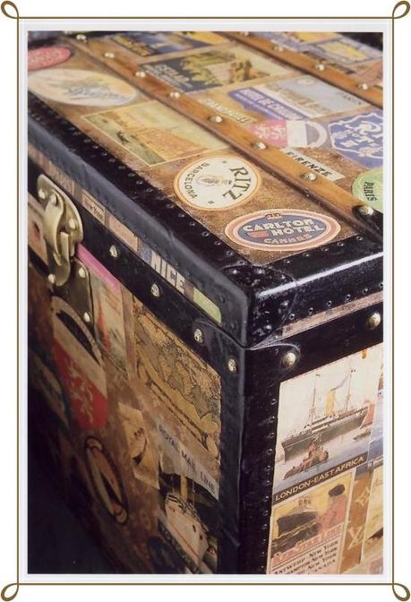 Shabby chic on Friday: vintage trunks...