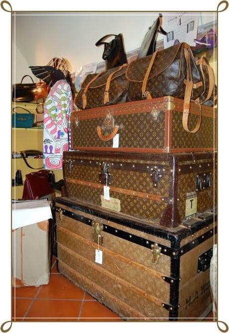 Shabby chic on Friday: vintage trunks...