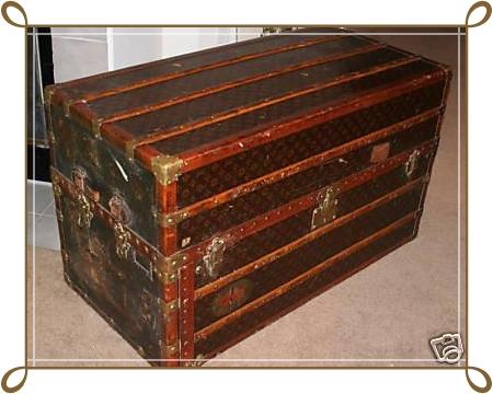 Shabby chic on Friday: vintage trunks...