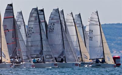 35 TEAMS IN ACQUA PER L\'AUDI SAILING SERIES MELGES 20 DI MALCESINE