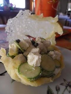 Cestino di Grattugiato con Zucchini, Feta e Capperi