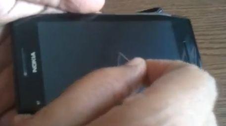 Nokia X7: schermo Gorilla Glass sotto tortura