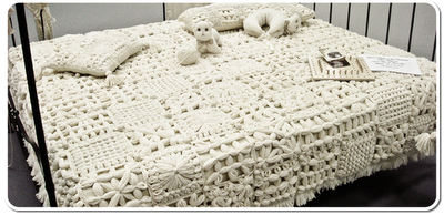 Questo è il telaio di maria gio con cui si possono fare tanti quadrati a maglia, unendoli poi con l'uncinetto si ottengono coperte, sciarpe, borse. E' facilmente lavorabile con l'uncinetto e a mano
