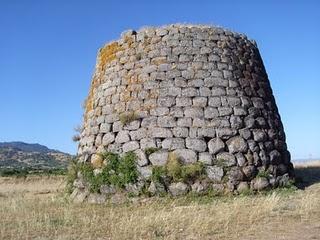 ARCHEOLOGIA SARDA: VISITA ALLA CHIESA E AL NURAGHE DI SANTA SABINA - SILANUS