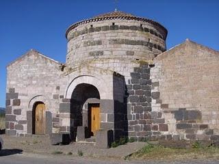 ARCHEOLOGIA SARDA: VISITA ALLA CHIESA E AL NURAGHE DI SANTA SABINA - SILANUS