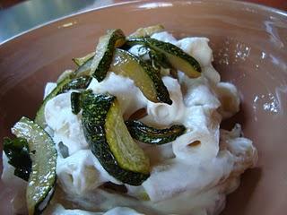 Rigatoni con ricotta e zucchine al basilico