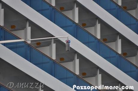 Favolosa è la nave, Squallida è la diretta