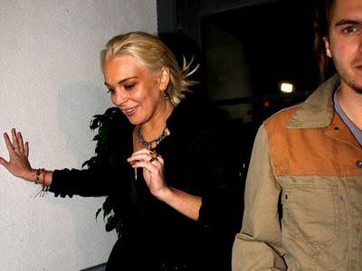 Lindsay Lohan dopo i domiciliari fuori di casa ronza e si becca una sbronza
