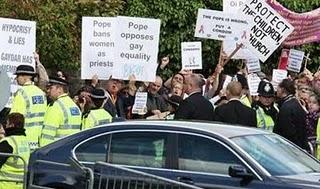 I poveri pagano la visita del Papa, senza saperlo