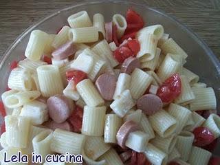 insalata di pasta con wurstel, pachini e formaggio