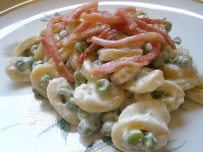 ANELLINI ALLA PECORARA CON PISELLI E LISTARELLE DI PROSCIUTTO CON SALSA DI PARMIGIANO