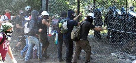 Un momento del corteo No Tav (Ansa) Un momento del corteo No Tav (Ansa)