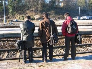 I personaggi che salivano sul treno del pendolare