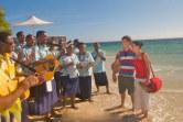 una coppia viene salutata dallo staff di Castaway Island Resort