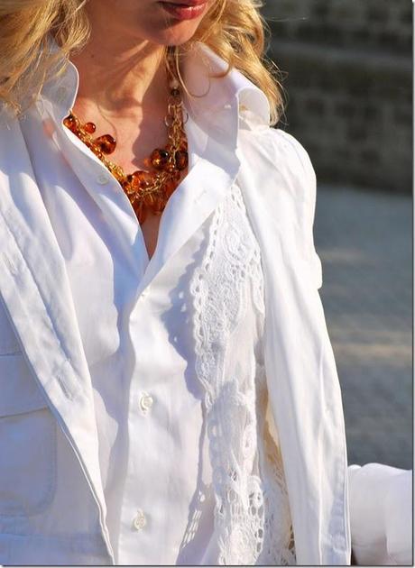 Ton sur ton, pizzo gilet, camicia bianca, white shirt, vestire bianco, look casual, balenciaga