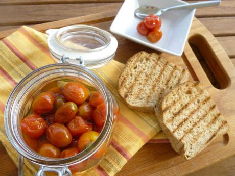 Conserva di pomodorini interi al basilico | Ricetta facile e veloce per conservare i pomodorini | Solo 4 ingredienti Conserva di pomodorini interi al basilico | Ricetta facile e veloce per conservare i pomodorini | Solo 4 ingredienti