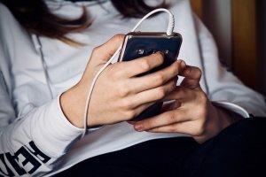 Gli adolescenti italiani tra poco sport, troppo alcol e social media adolescenti