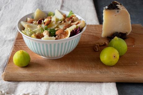 Insalata autunnale con pecorino, fichi e noci Insalata autunnale con pecorino, fichi e noci