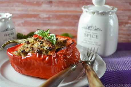 Peperoni al forno ripieni con tonno e olive Peperoni al forno ripieni con tonno e olive