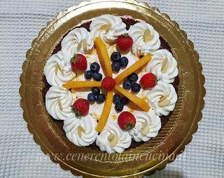 Torta al cioccolato con crema al latte. Torta al cioccolato con crema al latte.