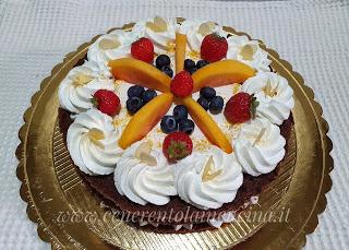 Torta al cioccolato con crema al latte. Torta al cioccolato con crema al latte.