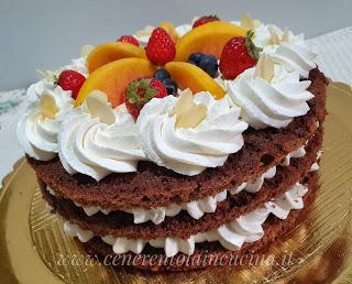 Torta al cioccolato con crema al latte. Torta al cioccolato con crema al latte.