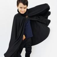 Come cucire un mantello da vampiro con collo alto per Halloween Come cucire un mantello da vampiro con collo alto