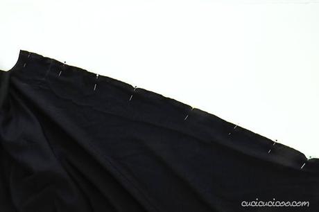 Come cucire un mantello da vampiro con collo alto per Halloween Unisici le due parti del mantello di Dracula.