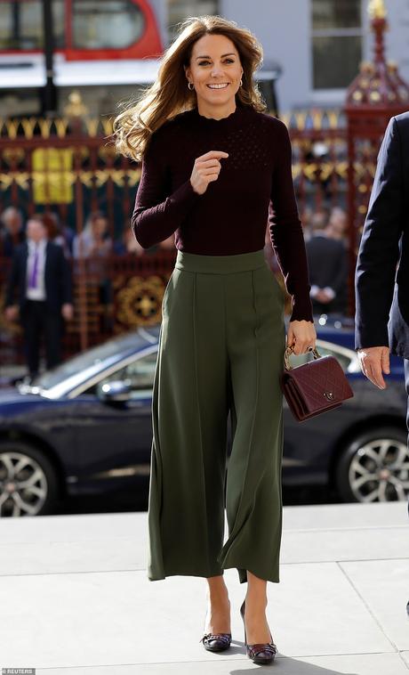 Kate Middleton “delude” con il look supercostoso (ma è da copiare perchè…) Kate Middleton “delude” con il look supercostoso (ma è da copiare perchè…)