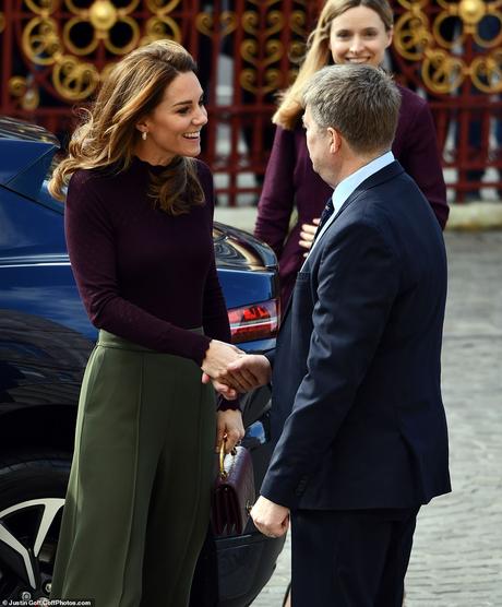 Kate Middleton “delude” con il look supercostoso (ma è da copiare perchè…) Kate Middleton “delude” con il look supercostoso (ma è da copiare perchè…)