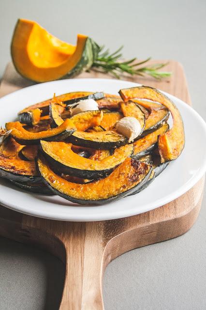Zucca al forno, la ricetta per un contorno autunnale sfizioso Zucca al forno, la ricetta per un contorno autunnale sfizioso