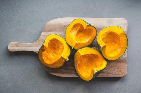 Zucca al forno, la ricetta per un contorno autunnale sfizioso Zucca al forno, la ricetta per un contorno autunnale sfizioso