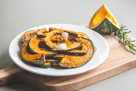 Zucca al forno, la ricetta per un contorno autunnale sfizioso Zucca al forno, la ricetta per un contorno autunnale sfizioso