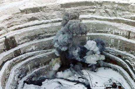Uno dei più grandi buchi creati dall’uomo: la miniera di Mirny Uno dei più grandi buchi creati dall’uomo: la miniera di Mirny