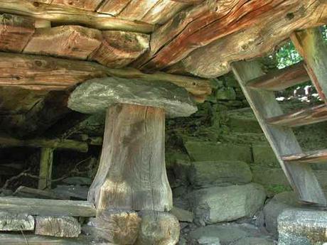 Lo stadel, la casa walser a due piani Colonne dalla tipica forma a fungo