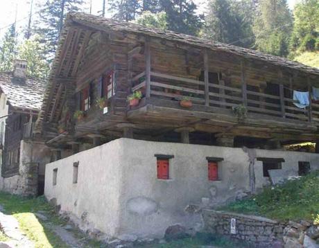 Lo stadel, la casa walser a due piani Stadel walser nella Valle del Lys