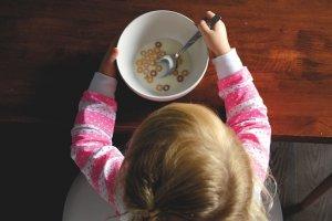 Fame, obesità e diete improprie: la malnutrizione affligge i bambini bambino alimentazione