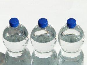 Migliaia di microplastiche nei tappi delle bottiglie di acqua minerale bottiglie plastica