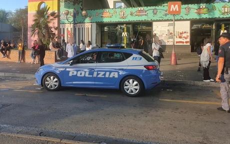 Napoli: poliziotti contro i parcheggiatori abusivi davanti agli ospedali Napoli: poliziotti contro i parcheggiatori abusivi davanti agli ospedali