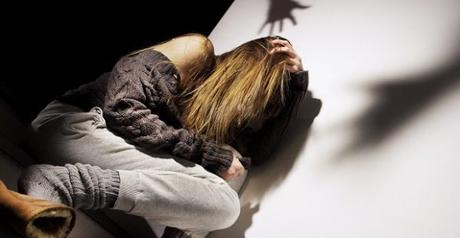 Violentava e picchiava la compagna davanti al figlio: arrestato uomo a Giugliano Violentava e picchiava la compagna davanti al figlio: arrestato uomo a Giugliano