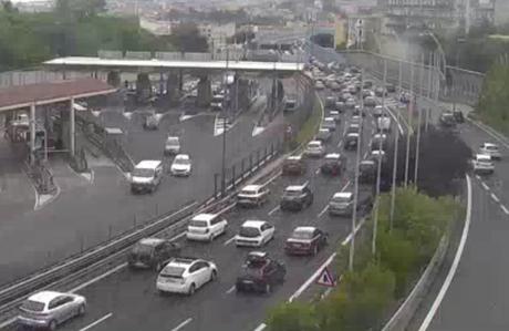 Lavori in Tangenziale, nessuno aveva avvisato il Comune: “Togliere il pedaggio” coda tangenziale