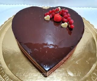 Torta Sacher con confettura di fragole. Torta Sacher con confettura di fragole.