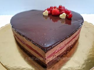 Torta Sacher con confettura di fragole. Torta Sacher con confettura di fragole.