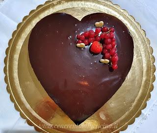 Torta Sacher con confettura di fragole. Torta Sacher con confettura di fragole.