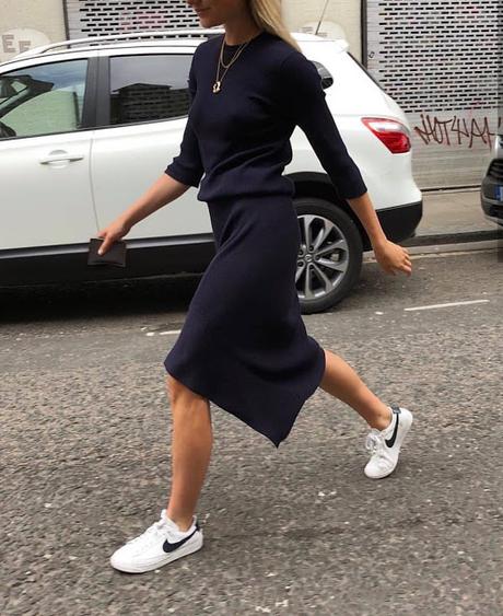 come abbinare sneakers e gonna outfit abito lungo e sneakers bianche come abbinare le sneakers abito e sneakers gonna e sneakers tendenza sneakers autunno 2019 stile fashion moda mariafelicia magno fashion blogger colorblock by felym fashion blogger italiane blog di moda how to wear sneakers and long dress winter trend