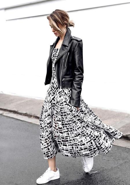 tendenza sneakers bianche outfit abito lungo e sneakers bianche come abbinare le sneakers abito e sneakers gonna e sneakers tendenza sneakers autunno 2019 stile fashion moda mariafelicia magno fashion blogger colorblock by felym fashion blogger italiane blog di moda how to wear sneakers and long dress winter trend
